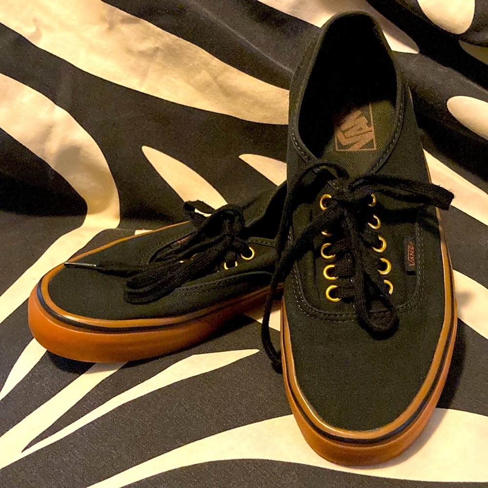 VANS Shoes Unisex “Classic” Black with Gum Soles Skate Men US 8 Women US 9.5 😎